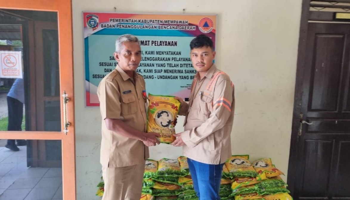 PT BAI Salurkan Bantuan Beras untuk Warga Terdampak Banjir Melalui BPBD Mempawah